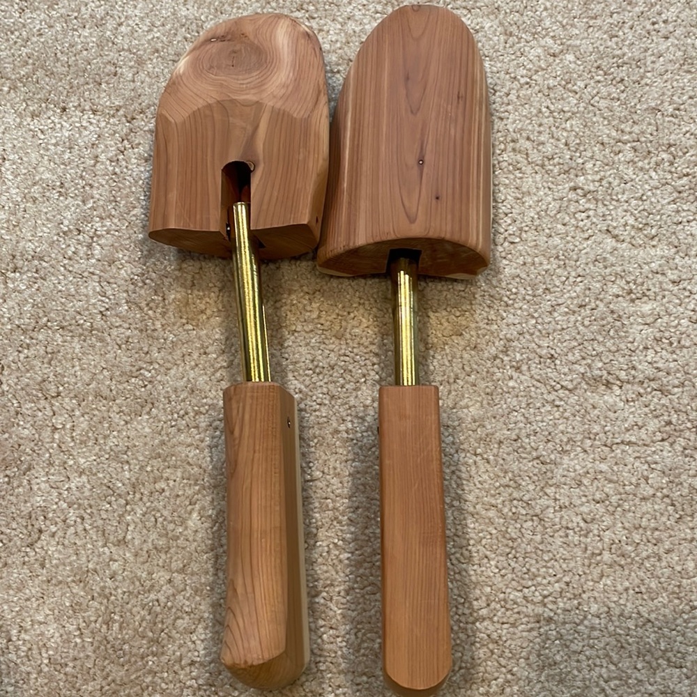 Mens shoe trees.  No size.  Had them in men’s size 10 shoe